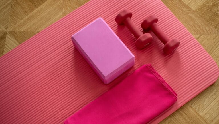 Materassino yoga e pesati, simbolo della appropriazione culturale dello yoga