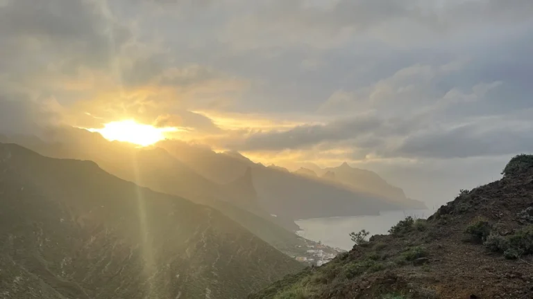Sole che sorge dietro le montagne simbolo di disciplina e perseveranza (concetto yoga di tapas)