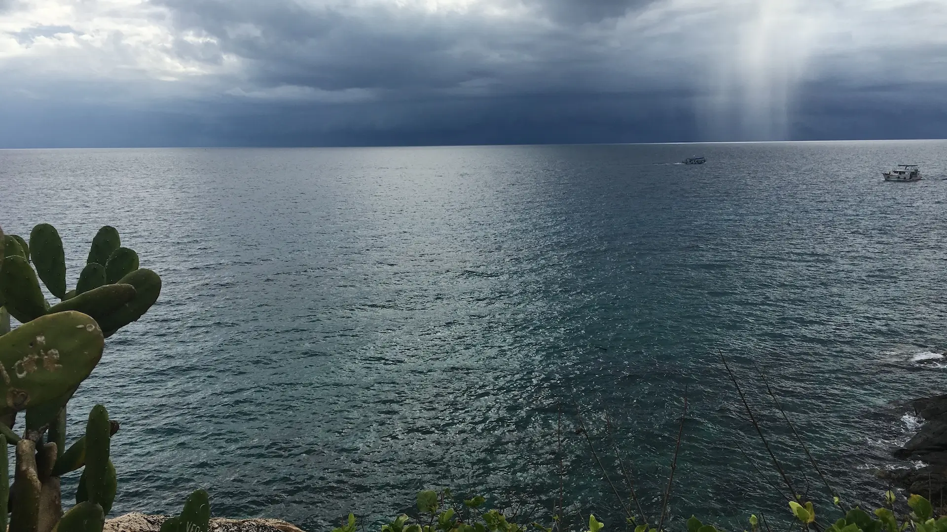 Mare scuro con nuvole dense simbolo di positività tossica