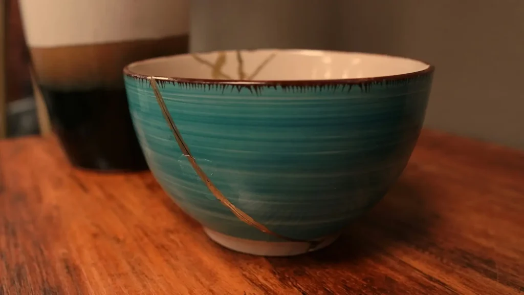 Tazza riparata con oro (kintsugi) esempio di wabi Sabi