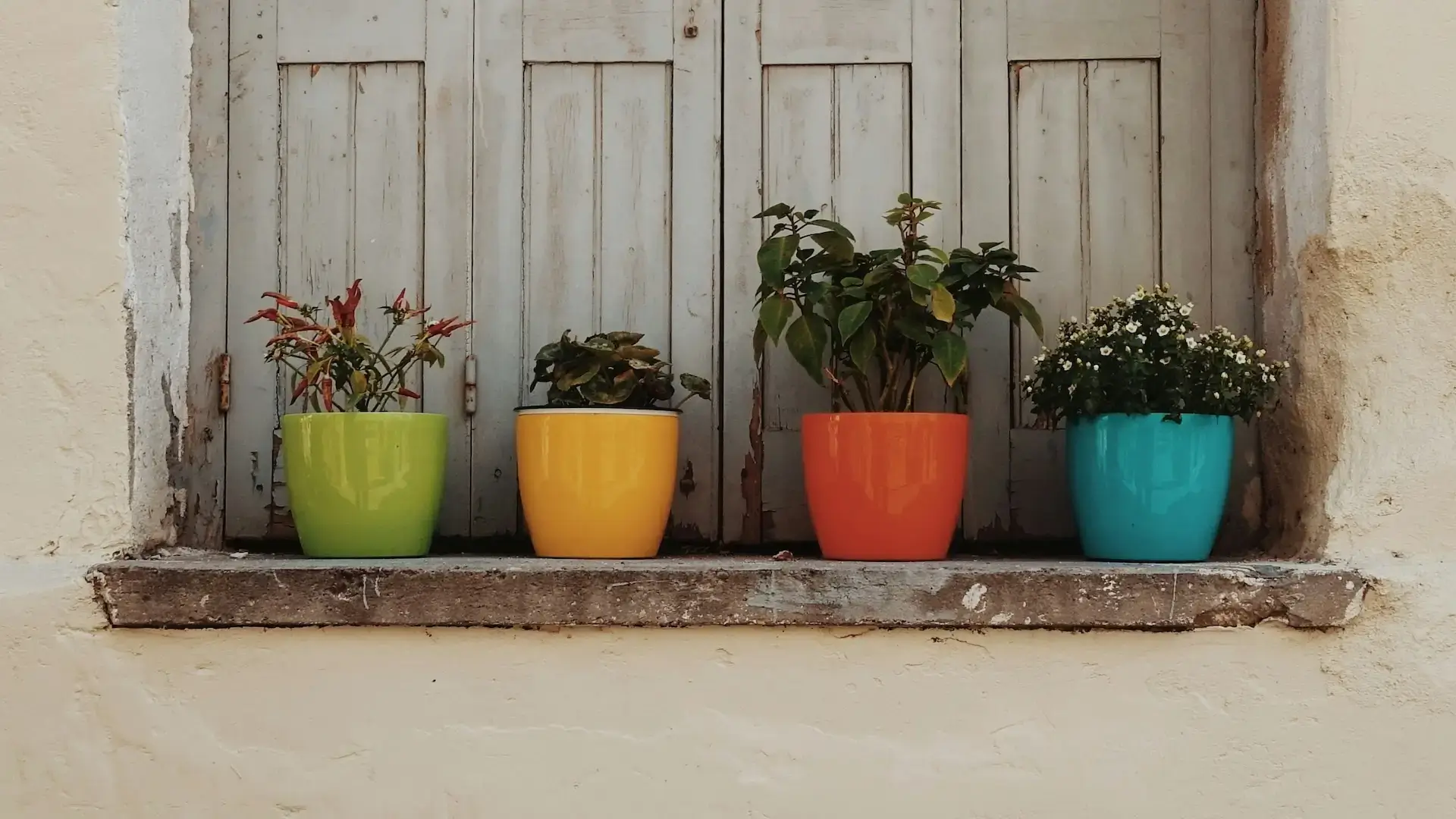 Vasi colorati su finestra imperfetta simbolo wabi sabi